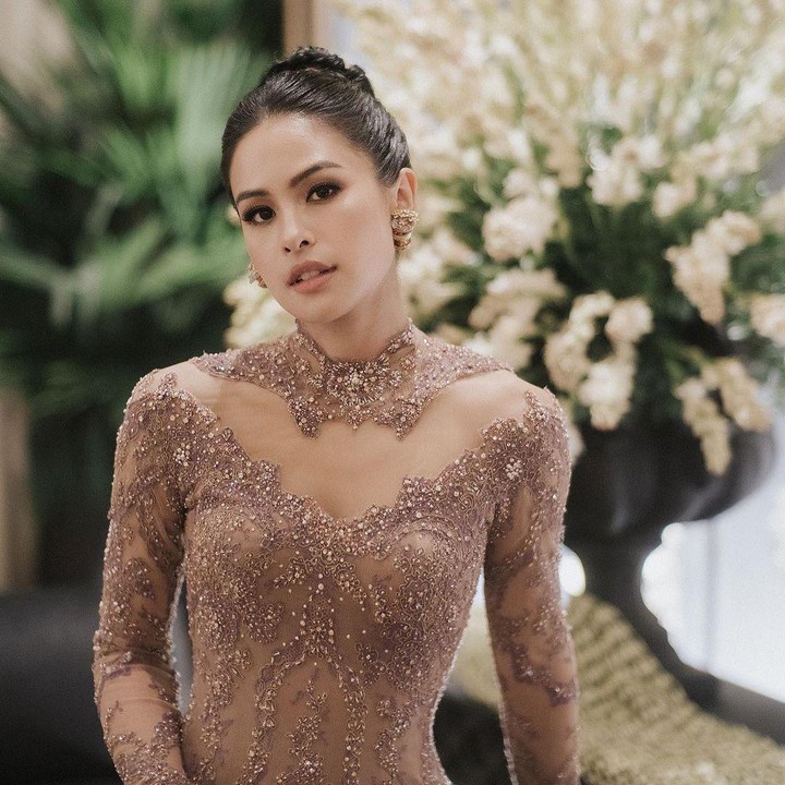 <p>Maudy Ayunda juga mengenakan kebaya yang berbeda pada pesta di malam hari. Tak hanya anggun, desain kali ini juga membuatnya tampak lebih memikat. (Foto: Instagram @maudyayunda)</p>