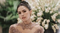 5 Potret Anggun Maudy Ayunda dalam Balutan Kebaya di Pernikahan Sang Adik