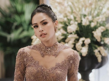 5 Potret Anggun Maudy Ayunda dalam Balutan Kebaya di Pernikahan Sang Adik