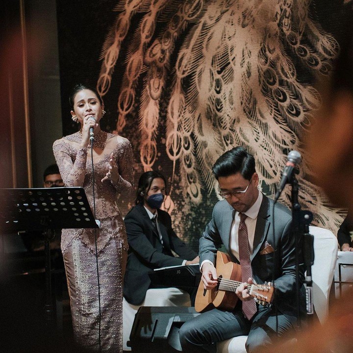 <p>Kebaya tersebut ia gunakan ketika manggung bersama suaminya dan menyanyikan lagu untuk pasangan pengantin. (Foto: Instagram @maudyayunda)</p>
