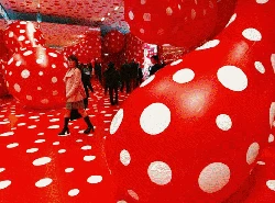 Yayoi Kusama Berpulang, Mengenang 3 Karya Ikonik Seniman Polkadot