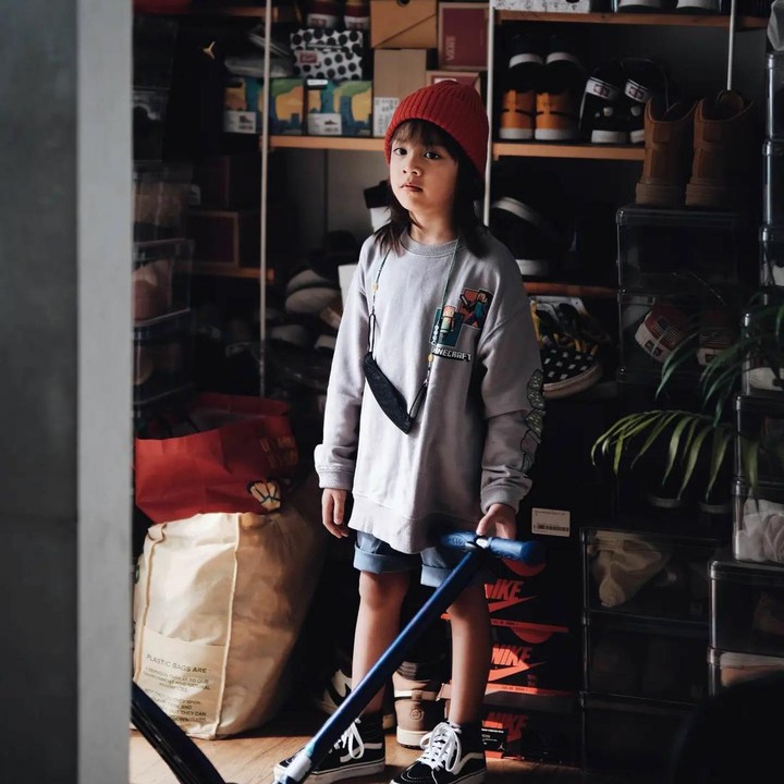 <p>Meskipun sering dikira perempuan, Bjorka tetap terlihat ganteng dengan <em>sweater</em> abu-abu, kupluk merah, dan celana pendek. Ditambah dengan rambut gondrongnya, putra sulung Ringgo Agus dan Sabai Morscheck semakin ganteng, Bunda. (Foto: Instagram/sabaidieter)</p>