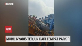 VIDEO: Mobil Nyaris Terjun dari Tempat Parkir