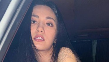 img-title Nana Wanita Tercantik Dunia Klarifikasi Soal Tato di Tubuhnya yang Viral