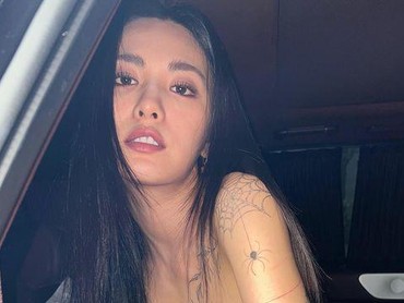 img-title Nana Wanita Tercantik Dunia Klarifikasi Soal Tato di Tubuhnya yang Viral