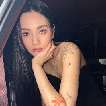 Penampilan Terbaru Nana After School dengan Badan Penuh Tato