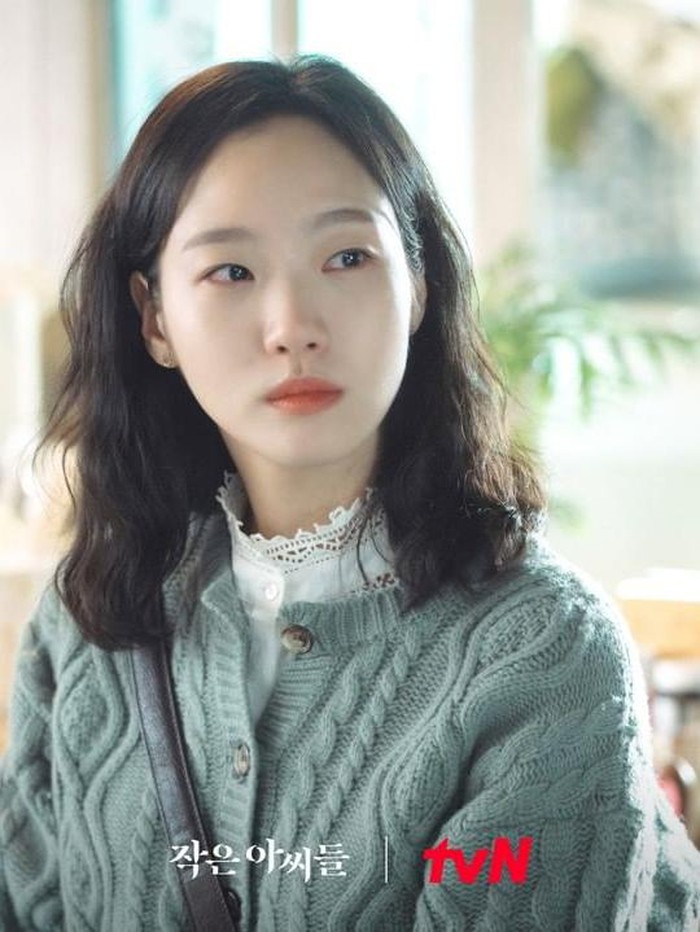 Ngantor dengan paduan cardigan memang pas banget, Beauties. Apalagi jika musim hujan datang. Nah, inspirasi cardigan yang dipakai Kim Go Eun di Little Women bisa dicoba. Cardigan olive dari Tetu ini berharga Rp 1,7 juta./ Foto: instagram.com/tvn_drama