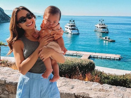 7 Potret Nikita Willy dan Suami Ajak Baby Issa Liburan di Yunani