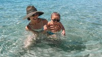 <p>Nikita Willy juga terlihat bersama bayi bermain di pantai, nih. Ini jadi pengalaman pertama Baby&nbsp;Issa&nbsp;bermain di pantai, "<em>Issa&rsquo;s first beach experience</em>," tulis sang suami di akun @indpriw. (Foto: Instagram @indpriw)<br /><br /></p>