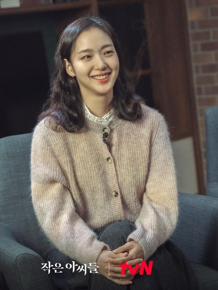Oh In Joo (Kim Go Eun), anak pertama dari 3 bersaudara. Ia dari keluarga sederhana yang bekerja sebagai akuntan. Tampil manis di awal episode, In Joo pakai cardigan pastel untuk outfit ngantor, Beauties. Harga cardigan VANESSA BRUNO ini Rp5,8 juta, lho!/ Foto: instagram.com/tvn_drama