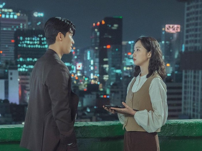 Outfit look Kim Go Eun berikutnya yaitu kemeja berdetail lipat di bagian dada dengan model lengan berbalon. Kemeja ini ditutup dengan vest warna mocca. Nah, outfit dari Lenina ini dibanderol dengan harga Rp2,5 juta saja./ Foto: instagram.com/tvn_drama