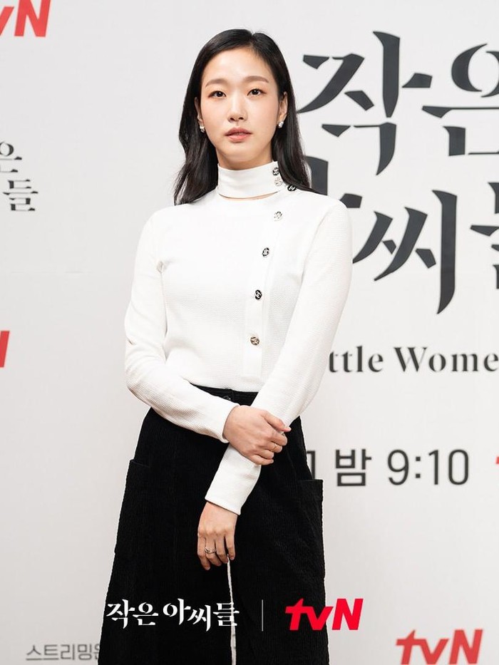 Penampilan Kim Go Eun di konferensi pers juga tak kalah pecah. Ambil konsep monochrome, Go Eun memakai pullover shirt putih dan kulot hitam dari Chanel. Dikombinasi heels warna hitam, outfit ini mencapai Rp109 juta, lho!/ Foto: instagram.com/tvn_drama