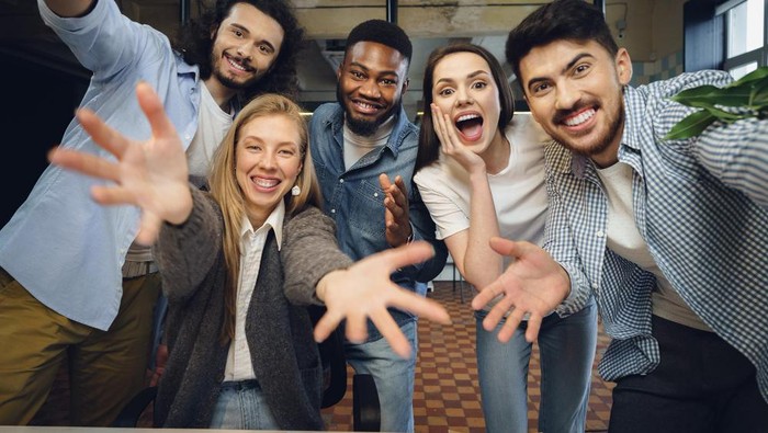 3 Keuntungan yang Bisa Kamu Dapatkan Saat Menjalin Persahabatan Beda Usia