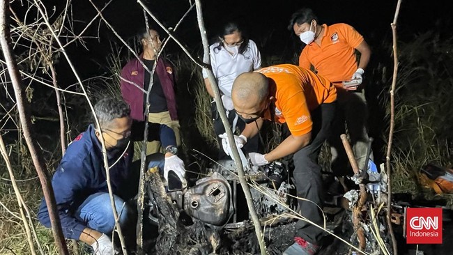 Polisi curiga lantaran pernyataan penjaga pantai berubah-ubah ketika dimintai keterangan soal jasad PNS tewas terbakar.