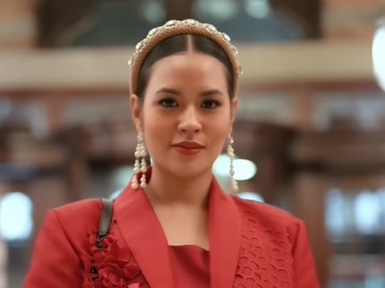 5 Potret Raisa Hadiri London Fashion Week, Anggun dan Memesona