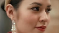 <p>Pulasan makeup natural di wajah Raisa membuat istri Hamish Daud ini tampak semakin cantik. Tak hanya itu, penampilannya terlihat anggun dengan <em>headpiece</em> dan anting berukuran panjang. (Foto: Instagram @wearingklamby)</p>