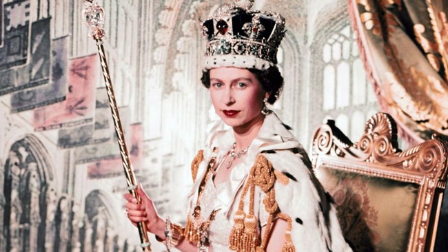Walau Ratu Elizabeth II bukan ratu bagi mereka yang bukan warga Inggris, keberadaannya terasa dekat karena komunikasi visual yang dilakukan dengan sangat baik.