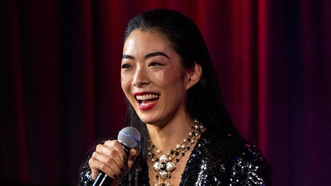 Rina Sawayama terpesona dengan kebaikan hati Keanu Reeves yang membantunya saat syuting John Wick 4.