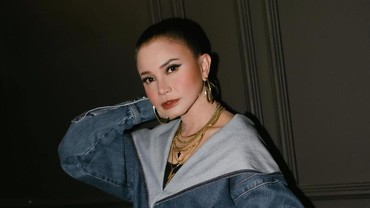 img-title Rossa Pamer Foto Genggam Tangan Pria, Komentar Sahabat Bikin Penasaran