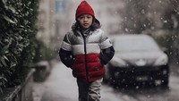 <p>Saat berlibur ke Swiss awal tahun 2022, Bjorka mengenakan pakaian musim dingin berwarna merah dan abu-abu. Kolom komentar sang Bunda pun banjir dengan netizen yang mengatakan ketampanan Bjorka. Gaya Bjorka mana yang jadi favorit Bunda? (Foto: Instagram/sabaidieter)</p>