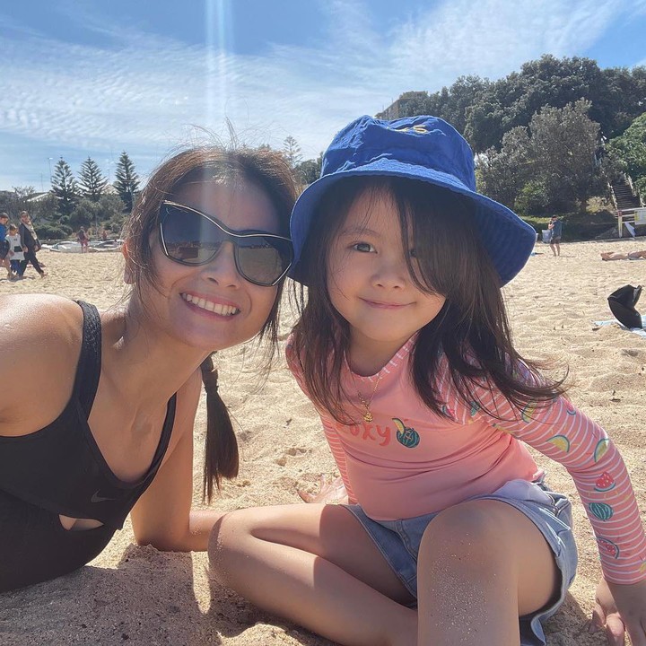 <p>Sejak menikah dengan Vicky Kharisma, Acha Septriasa memutuskan untuk menetap di Australia. Acha banyak menghabiskan waktu dengan Brie, salah satunya bermain di pantai. (Foto: Instagram/septriasaacha)</p>