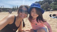 <p>Sejak menikah dengan Vicky Kharisma, Acha Septriasa memutuskan untuk menetap di Australia. Acha banyak menghabiskan waktu dengan Brie, salah satunya bermain di pantai. (Foto: Instagram/septriasaacha)</p>