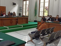 Panas Debat Terdakwa Asri Tuding Eks Ajudan Iqbal Bohong, Hakim Pukul Meja
