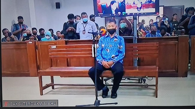 Jaksa menuntut agar Mayor TNI Purn. Isak Sattu dihukum 10 tahun penjara oleh majelis hakim lantaran terlibat dalam penembakan di Paniai, Papua.