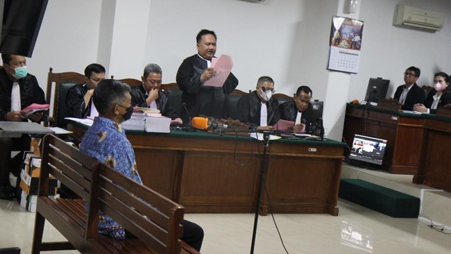KontraS mengklaim melihat dari awal Kejagung terlihat tak serius dalam pengusutan kasus HAM Paniai, termasuk dengan menyeret satu terdakwa ke sidang.