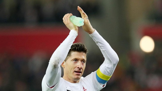 Pemain timnas Polandia Robert Lewandowski akan pakai ban kapten Ukraina di Piala Dunia Qatar 2022.