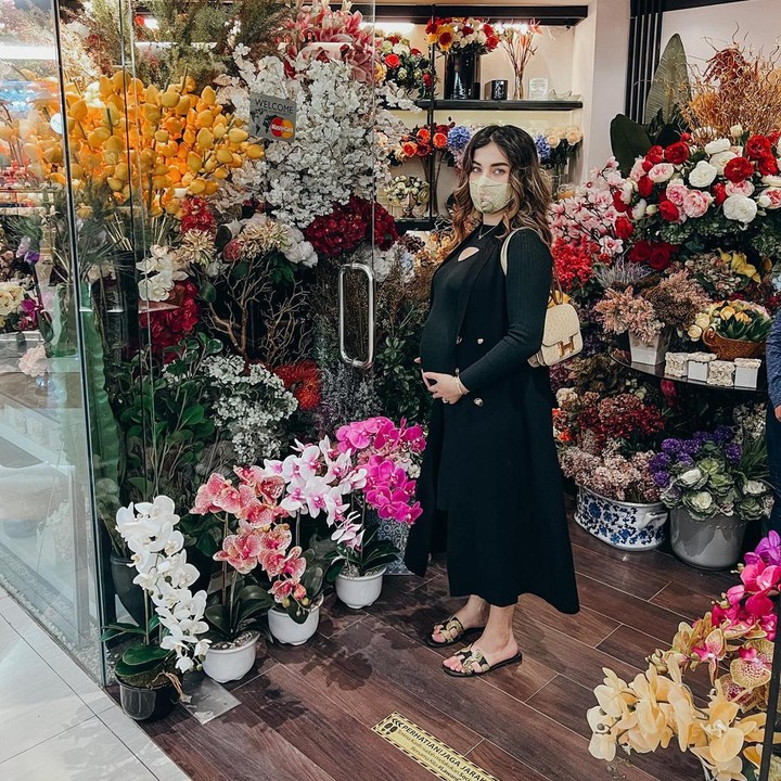 <p>Meski sudah masuki trimester akhir, Tasya tetap aktif berkegiatan menghadiri berbagai event atau membuat beauty vlog. Semoga kehamilan Tasya selalu sehat dan dilancarkan saat persalinan nanti ya Bunda. Foto: Instagram @tasyafarasya</p>