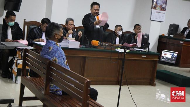 Terdakwa Mayor Inf. (Purn.) Isak Sattu dikenakan pasal berlapis dalam kasus pelanggaran HAM di Paniai, Papua, pada 2014.