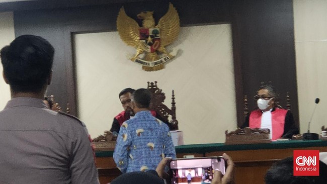 Direktur Amnesty International Indonesia mengatakan keputusan hakim tak tahan terdakwa tak sesuai aturan undang-undang dengan ancaman pidana di atas 10 tahun.