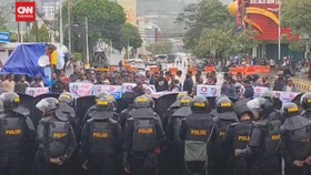 VIDEO: Bawa Sajam, Polisi Amankan 5 Orang di Aksi Save Gubernur Papua