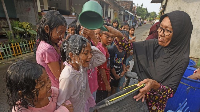 FOTO: Tradisi Mandi Safar untuk Tolak Bala dan Memohon Rezeki