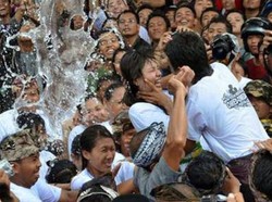 5 Tradisi Unik di Bali dari Ngaben Tikus hingga Omed-omedan