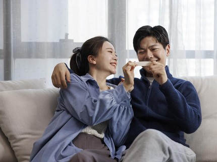 10 Ide Seru Umumkan Kehamilan Bunda, Bikin Ayah Terkejut dan Terharu!