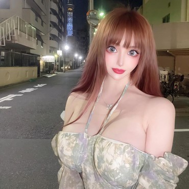 Wanita Ini Obsesi Jadi Boneka Prancis, Oplas hingga Implan Payudara Ukuran M