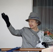 5 Brand Fashion Favorit Ratu Elizabeth II, Salah Satunya Juga Pernah Dipakai Rihanna dan Lady Gaga!