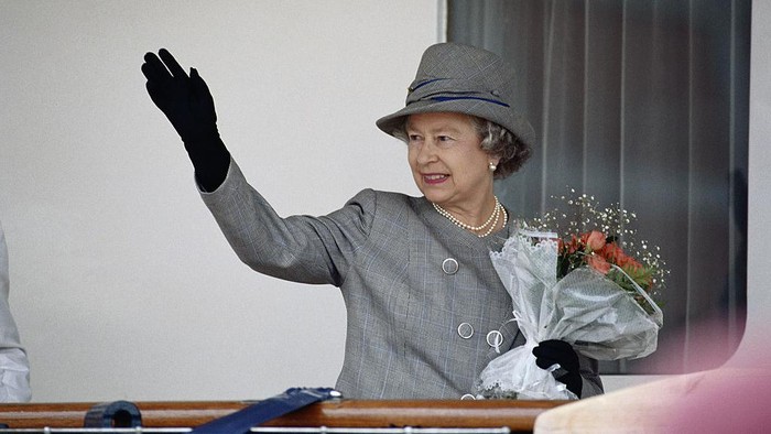 5 Brand Fashion Favorit Ratu Elizabeth II, Salah Satunya Juga Pernah Dipakai Rihanna dan Lady Gaga!