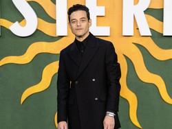 Rami Malek dan Emma Corrin Dikabarkan Pacaran Ciuman di London
