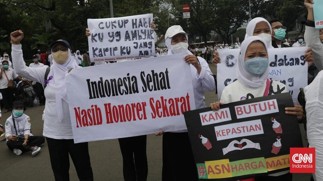Ratusan tenaga kesehatan (nakes) dan non-nakes honorer menuntut pemerintah agar mengangkat mereka menjadi Aparatur Sipil Negara (ASN).