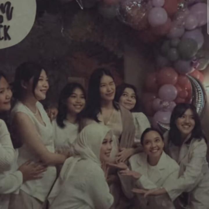 <p>Beberapa waktu lalu Alika juga sudah menggelar acara baby shower bersama orang terdekatnya, Bunda. "One fine day with my loved ones. Here's some snippets from my moon and star themed (namun tetap ungu ya hehe) baby shower," tulisnya. Foto: Instagram @alikaislamadina</p>