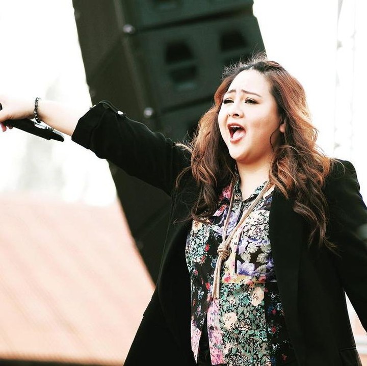 <p>Momen manggung ini Audy Item bagikan dalam akun media sosial Instagram pribadi. Di sana, ia terlihat amat bahagia bisa melihat antusias penonton di acara Playlist Festival Bandung. (Foto: Instagram @audyitem)<br /><br /><br /></p>