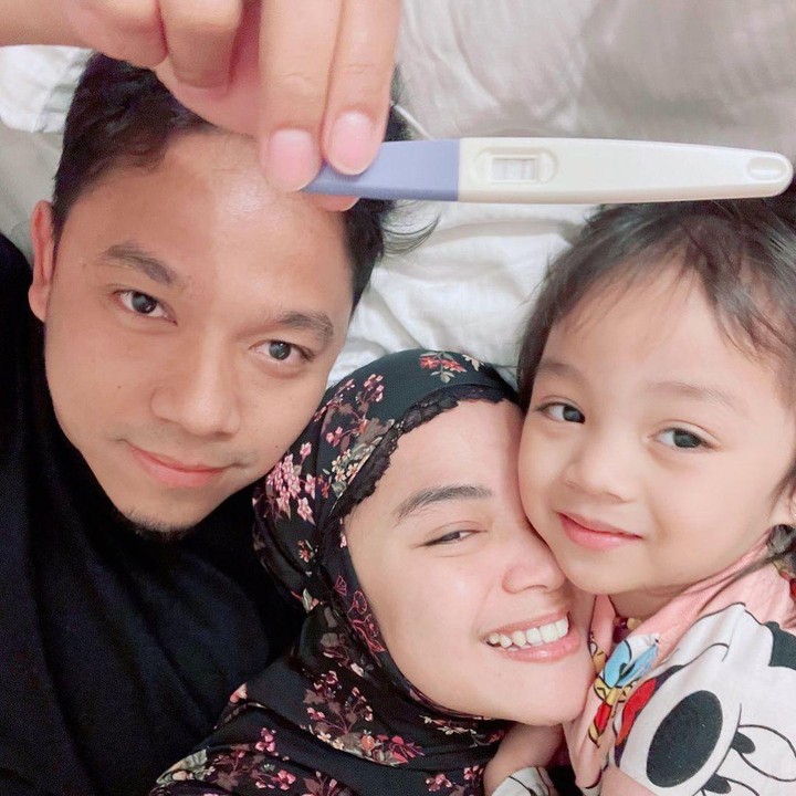 <p>Berpose bersama suami dan anak pertamanya, Sheza mencoba memberitahu netizen mengenai kehamilannya. "Ada yang bisa nebak geng baru kita cowo atau cewe?⁣" tulisnya. (Foto: Instagram/shezaidris)</p>
