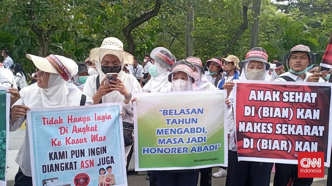 Sebanyak 902 tenaga honorer di Kabupaten Mukomuko, Bengkulu dirumahkan lantaran tak bisa diangkat menjadi PPPK.