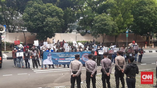 Massa pendukung menyebut penetapan tersangka terhadap Lukas Enembe sebagai langkah kriminalisasi yang dilakukan KPK.