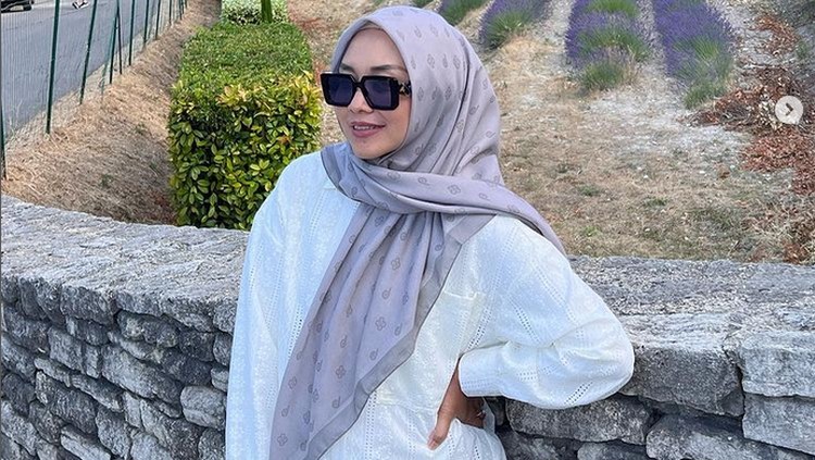 Foto Trini Midiati Yuniar, pemilik brand hijab Deenay.