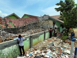 Gedung Perpus SMA di Sukabumi Ambruk, Timpa Pekerja