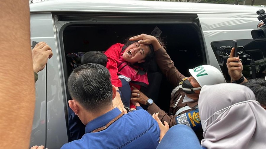Hasnaeni 'Wanita Emas' Histeris Saat Ditahan Kejagung (Silvia Ng/detikcom) Hasnaeni 'Wanita Emas' Histeris Saat Ditahan Kejagung (Silvia Ng/detikcom)